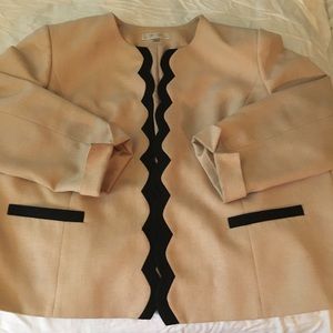 🌷beautiful🌷Tahari Blazer with scallops. Size 22W